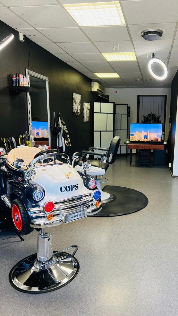 Salongens interiör med barberarstolar